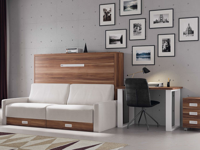 Cama abatible horizontal con sofá, armario superior y zona de
