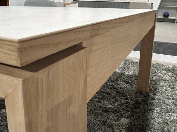 Mesa extensible de madera con tapa porcelánica